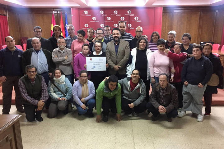 Azuatletismo entrega a ADA los 1.325 euros recaudados en la XXX San Silvestre Alcarreña