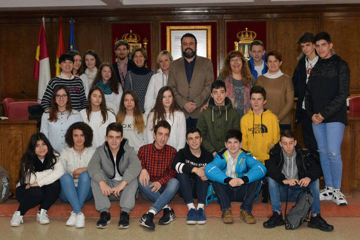 Una decena de estudiantes alemanes de intercambio visitan el Ayuntamiento de Azuqueca