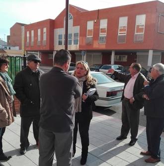 Vecinos de Azuqueca reclaman que el alcalde subsane las carencias que dificultan la vida cotidiana en los barrios