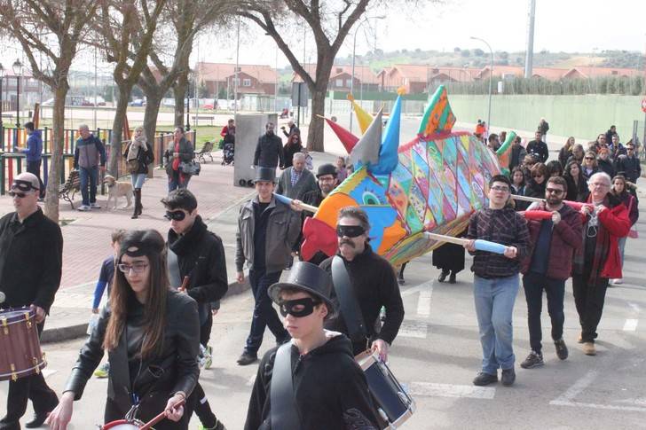 Multitudinaria "Milla Solidaria" y animado Entierro de la Sardina, para cerrar el Carnaval de Cabanillas