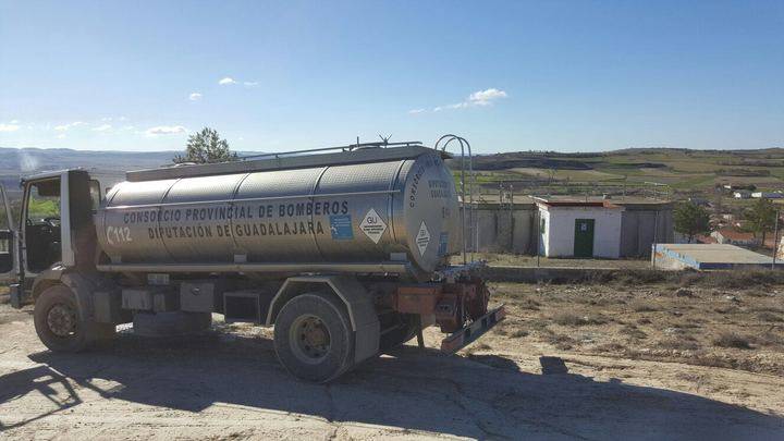 Las cisternas de Diputación ya actúan ante los problemas de agua potable en la Alcarria Baja