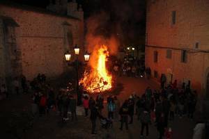La villa alcarreña de Escariche se reúne al calor de la hoguera de San Antón