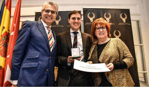 El diseñor toledano Guillermo Villanueva recibe la Medalla de Oro de la Asociación Española de Profesionales de la Imagen.