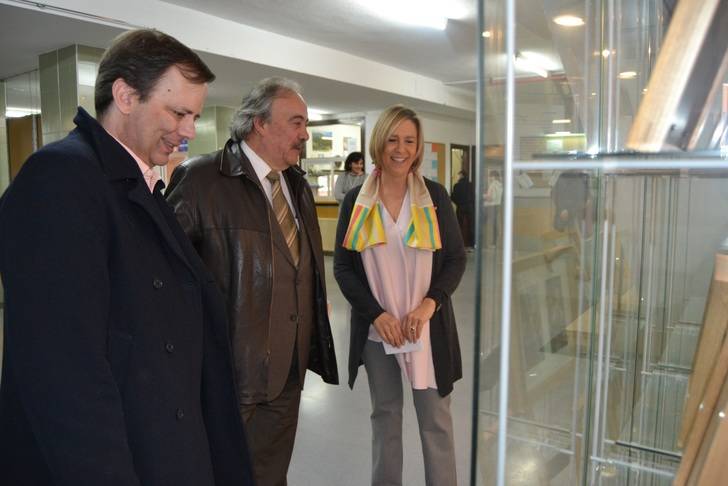 Alumnos del Instituto Buero Vallejo rinden homenaje al dramaturgo en un acto al que asiste el hijo del escritor