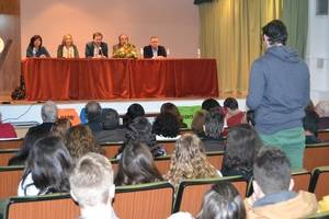 Alumnos del Instituto Buero Vallejo rinden homenaje al dramaturgo en un acto al que asiste el hijo del escritor