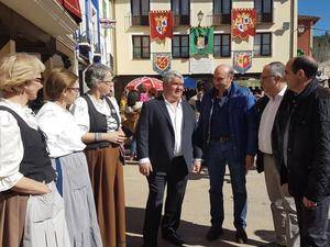 Latre visita Tendilla que celebra durante este fin de semana su Feria de las Mercaderías