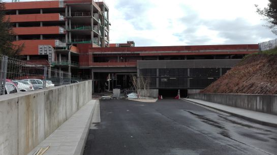 Denuncian afán recaudatorio de Page con el parking del Hospital de Guadalajara y le exigen que ponga fecha a su apertura