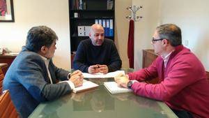 El secretario general de Podemos CLM se interesa por las 68 familias sin luz de Alovera
