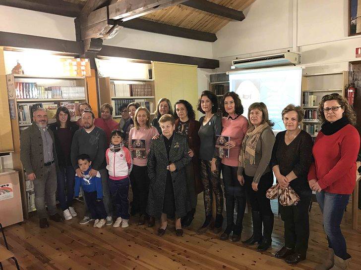 María Lara presenta en Fuentenovilla 'Pasaporte de bruja'