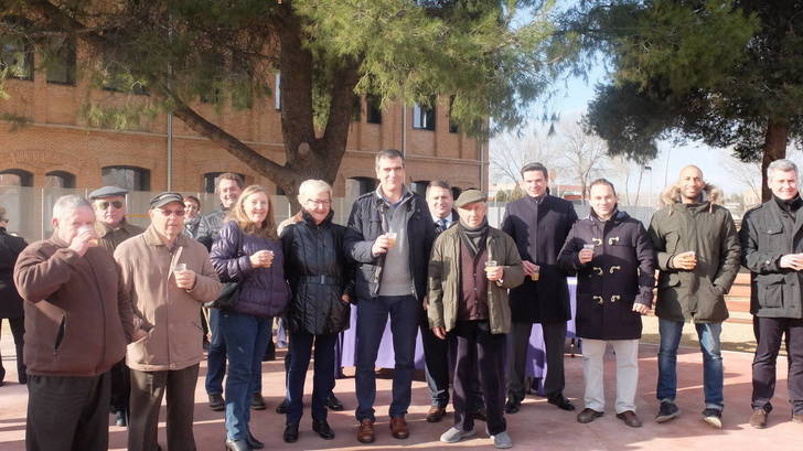 Román presenta la nueva zona ajardinada creada junto al Centro de Salud de Manantiales con más de 5.000 especies vegetales