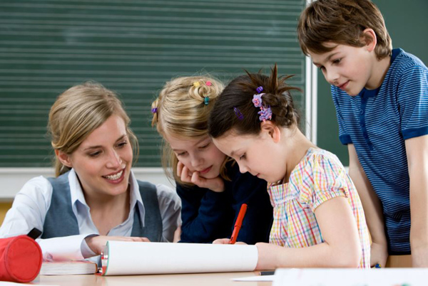 Denuncian que Page va a suprimir 67 plazas de maestros en Guadalajara y 338 en Castilla La Mancha