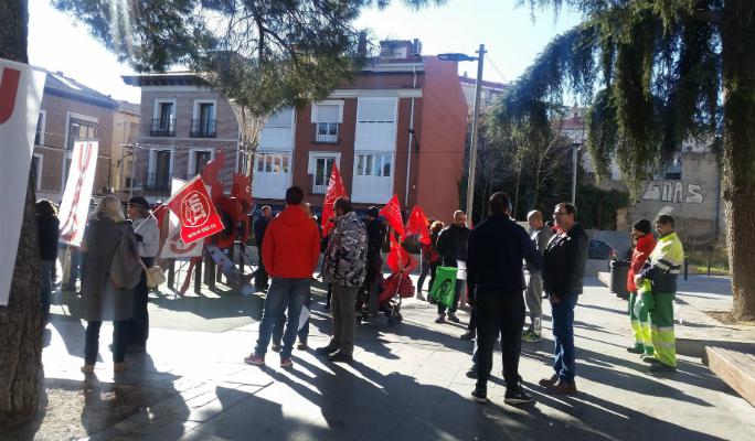 Trabajadores de residuos sólidos urbanos se concentran ante la Diputación de Guadalajara