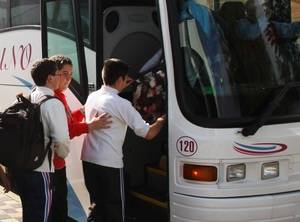 Una cuidadora olvida durante 5 horas a una niña de 4 años en el autobús escolar en Guadalajara