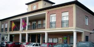 Acusan a la alcaldesa de Villanueva de la Torre de ocultar la prórroga del plan de transporte