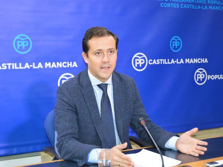 Velázquez asegura que la total ausencia de gobierno se nota especialmente en la Sanidad, sumida en el caos absoluto por culpa de Page