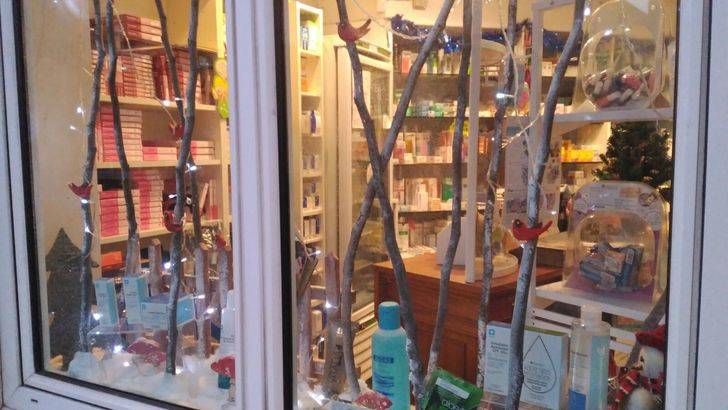 La farmacia Fernando M. Centenera, ganadora del concurso de escaparates de Alovera