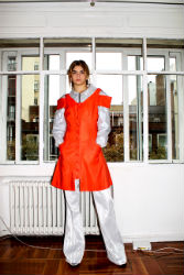 El diseñador marchamalero Juan Carlos Pajares presenta su sorprendente colección de manera invertida