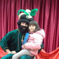 El cartero real recibe en Málaga del Fresno las cartas a los Reyes de los más pequeños