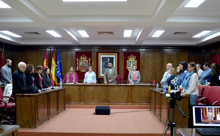 Los asistentes a la sesión han guardado un minuto de silencio al inicio para condenar la violencia de género que se ha cobrado en España la vida de diez mujeres desde el último Pleno municipal, el 26 de enero. Fotografía: Álvaro Díaz Villamil/ Ayuntamiento de Azuqueca de Henares