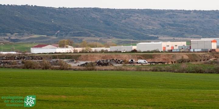 Ecologistas en Acción denuncia robos de la chatarra contaminada del incendio de Chiloeches que debería haber retirado la Junta