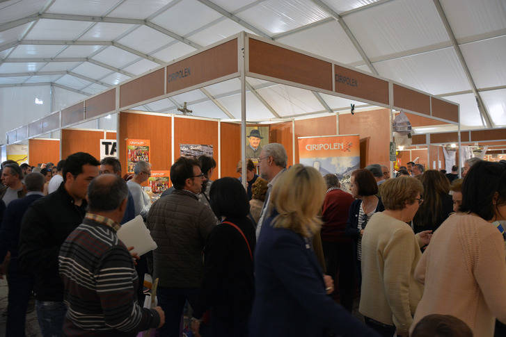 Latre incide en la importancia de seguir apoyando iniciativas como la Feria Apícola de Pastrana