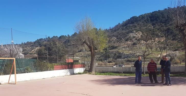 El presidente de la Diputación visita Alhóndiga para interesarse por las necesidades y demandas 