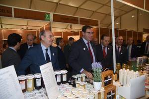Latre incide en la importancia de seguir apoyando iniciativas como la Feria Apícola de Pastrana