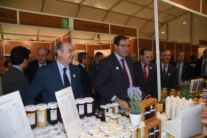 Latre incide en la importancia de seguir apoyando iniciativas como la Feria Apícola de Pastrana