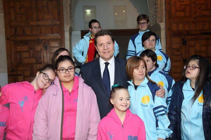 Artículo del presidente de Castilla La Mancha : Un cambio de mirada hacia las personas con Síndrome de Down