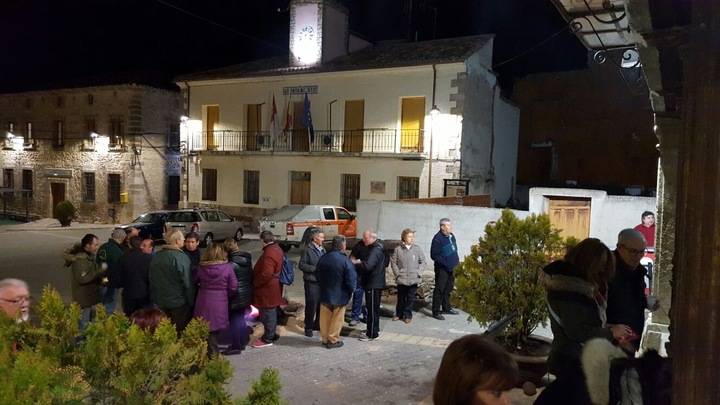 Los parejanos terminan el carnaval compartiendo patatas y sardinas asadas