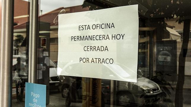 Un hombre armado con una pistola atraca una oficina de La Caixa en Azuqueca de Henares