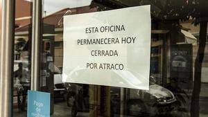 Un hombre armado con una pistola atraca una oficina de La Caixa en Azuqueca de Henares