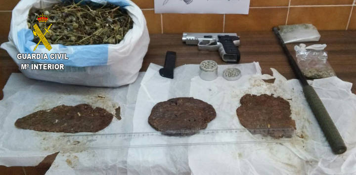 La Guardia Civil detiene a dos personas por tráfico de drogas en Almadrones