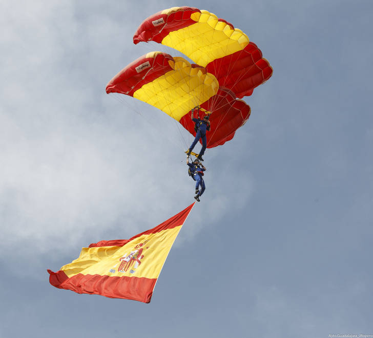 Exhibición de paracaidistas y demostraciones caninas en Guadalajara con motivo del Día de las Fuerzas Armadas
