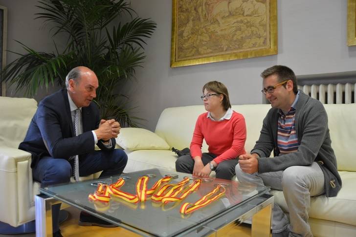 El presidente de la Diputación de Guadalajara recibe a la nadadora Marta Martínez Agustín tras sus recientes éxitos deportivos