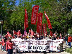 M&#225;s de 1.800 manifestantes en Guadalajara exigen este 1&#186; de Mayo a los gobiernos y a la patronal &#8220;responsabilidad para rescatar a las personas&#8221;