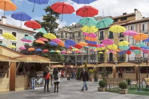 Paraguas de colores cubren desde este jueves la Feria del Libro de Guadalajara