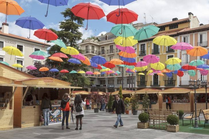 Paraguas de colores cubren desde este jueves la Feria del Libro de Guadalajara