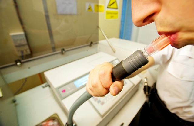 INCORREGIBLE : Cuadriplica la tasa de alcoholemia mientras conducía al Juzgado para declarar por dar positivo 12 días antes