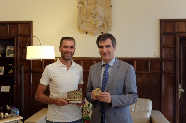 Antonio Román felicita a Dani Molina tras obtener el oro en el Campeonato de Europa de para-triatlón