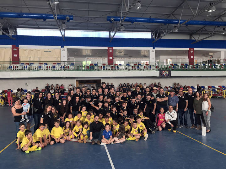 El Atlético Almonacid homenajea a su entrenador, Diego Martínez