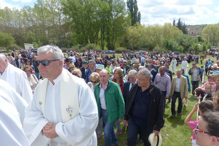 Miles de personas acuden a la 53ª Romería en honor de la Virgen de la Salud en Barbatona