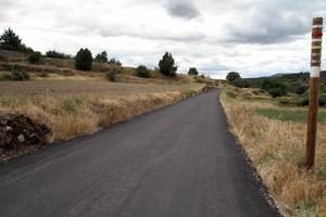 El Ayuntamiento asfalta una parte del Camino de la Calzada, en Tamajón, y otra del Camino del Lomo, en Almiruete