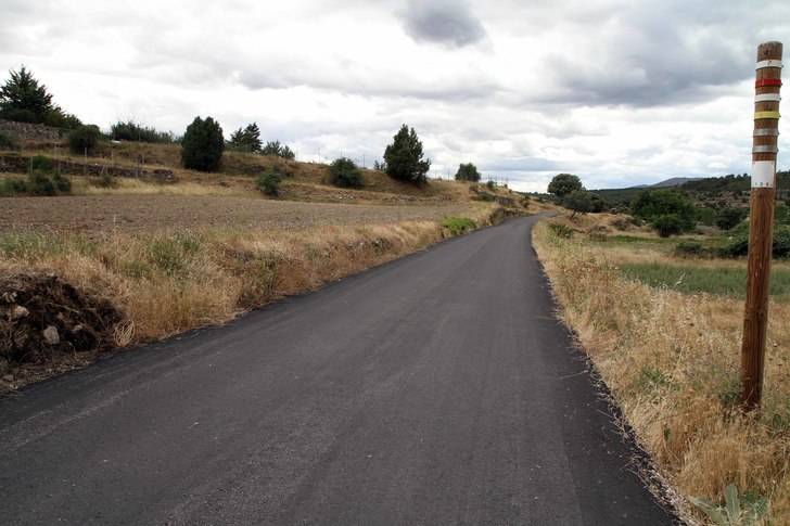 El Ayuntamiento asfalta una parte del Camino de la Calzada, en Tamajón, y otra del Camino del Lomo, en Almiruete