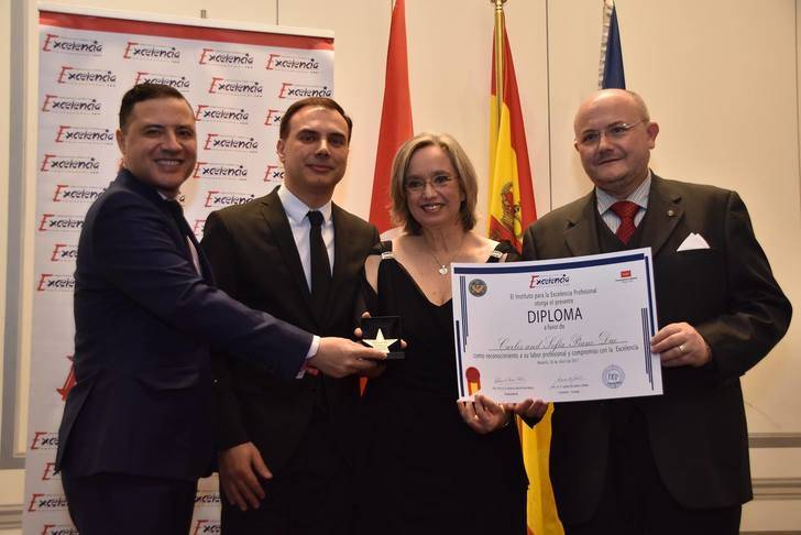 Los pianistas a dúo Carles & Sofía, Estrella de Oro a la excelencia profesional