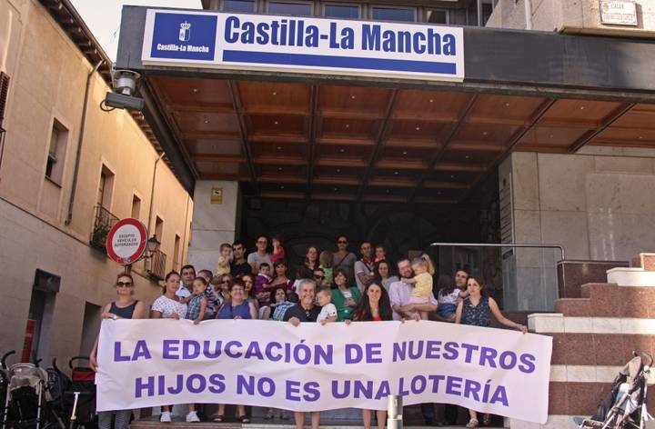 Familias de Guadalajara se concentran frente a la Delegación de la Junta contra el nuevo porceso de admisión de alumnos