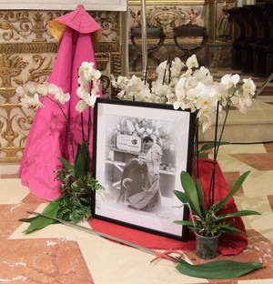 Cientos de amigos de Fandiño, procedentes de Guadalajara, acuden a darle el último adiós en la concatedral de Santa María