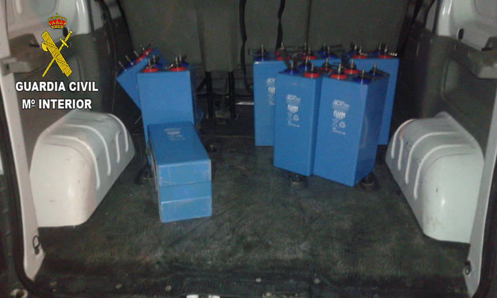 La Guardia Civil detiene a tres personas por robar baterías de telefonía en Muduex