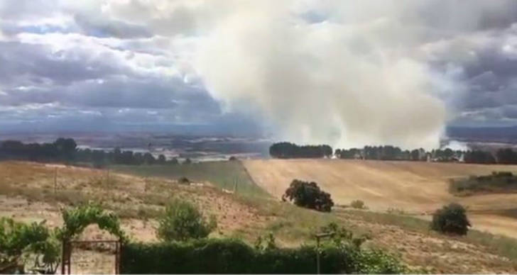 Diez personas trabajan en la total extinción del incendio de Chiloeches