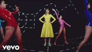 Juan Carlos Pajares viste al dúo español Reyko en su último videoclip